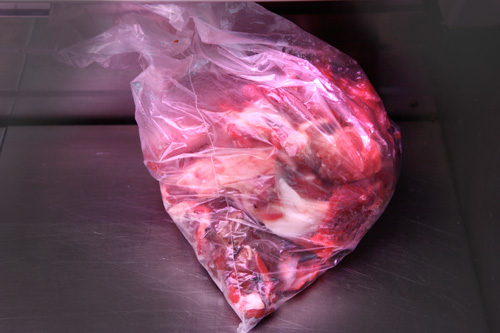 1 chilo di scarti di carne a brandelli per il costo di 2 euro.