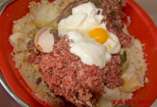 Aggiungere yogurt... uovo e carne Aggiungere yogurt... uovo e carne